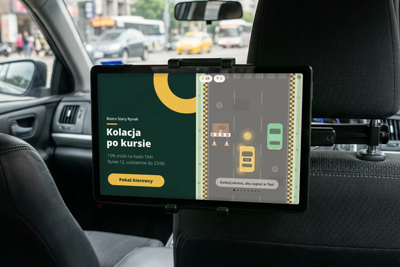 Tablet ze ScreenTaxi za zagłówkiem w taksówce w ciągu dnia